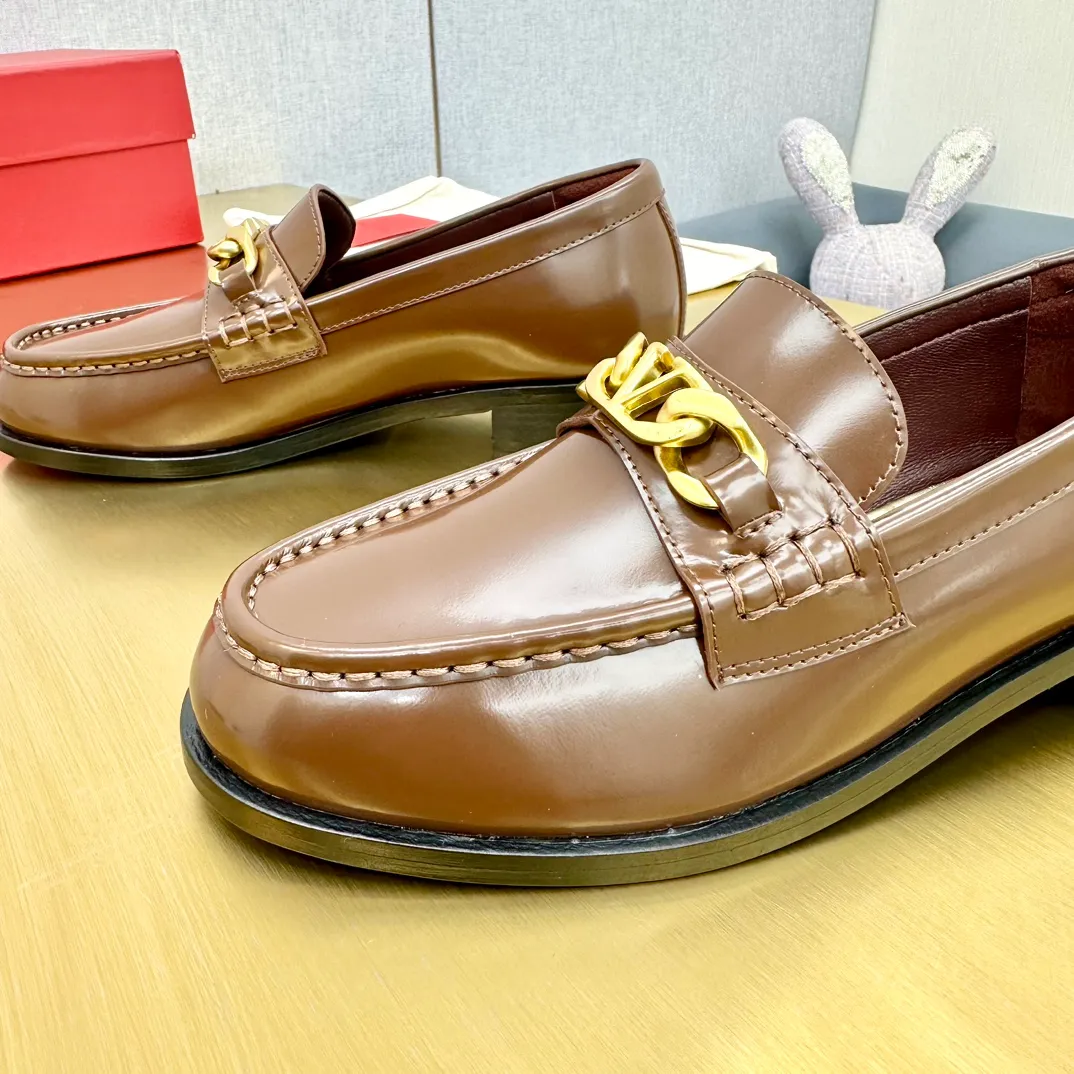 👟👟Ex-factory price 640👟👟 (genuine leather sole) 2024 [VALENTINO] Valentino's early spring fashionable slip-on loafers are hot new🆕 Versatile style with temperament💃🏻 Slay the whole audience immediately when you put it on [Love] The ultra-simple design is more timeless and attractive! Fashionable and neat feeling, it is a magic tool for increasing your height and slimming down ✨ The shoe collar is specially added with anti-wear latex! You won't feel tired after walking all day long🦶🏻 The upper is made of open-edge beaded cowhide fabric and matched with calfskin lining, which is full of texture. The bottom thickness is 4.0cm. Color: black, brown, coffee. Size: 35-40. Available from factory.